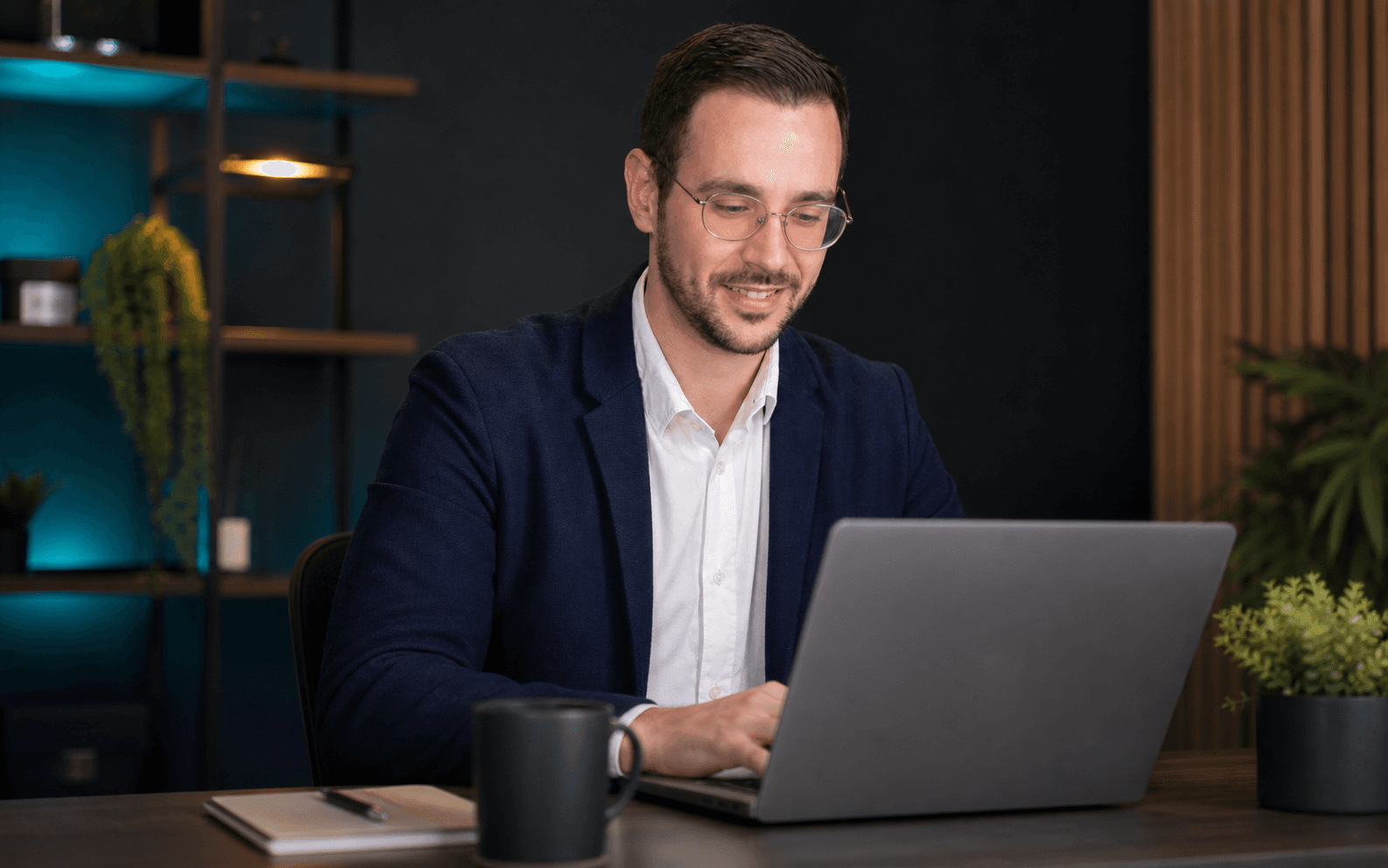 David trabajando con un portátil en un escritorio profesional
